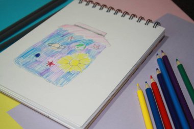 Defter boş, renkli kalemler. Kopyalama alanı olan arkaplan