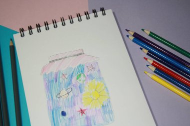 Defter boş, renkli kalemler. Kopyalama alanı olan arkaplan