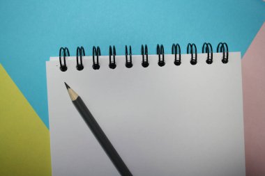 Defter boş, renkli kalemler. Kopyalama alanı olan arkaplan