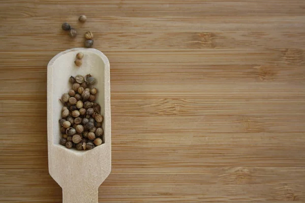 Tahta kaşıkta baharatlı kişniş. Metninizin alanı.