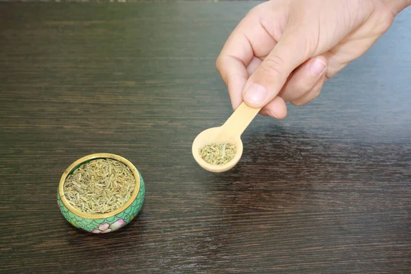 Seramik tabakta baharat biberiyesi. Metninizin alanı.