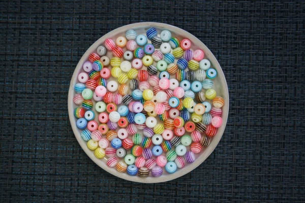Cam Bir Fincan Tabağında Renkli Boncuklar Üst Görünüm — Stok fotoğraf