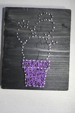 Tırnak boyası ve iplik boyası. Nakış işlemek için iplik dikiyorum. İplikler gergin, görüntü. Hediye. Yapı.