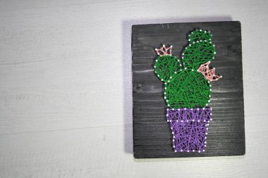 Tırnak boyası ve iplik boyası. Nakış işlemek için iplik dikiyorum. İplikler gergin, görüntü. Hediye. Yapı.