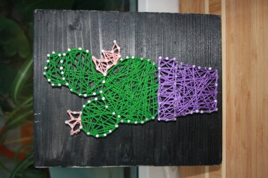 Tırnak boyası ve iplik boyası. Nakış işlemek için iplik dikiyorum. İplikler gergin, görüntü. Hediye. Yapı.