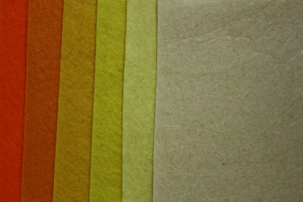 Tekstil malzemesi gibiydi. El yapımı ve yaratıcı için özgün bir el işi. Sarı keçe