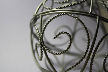 Tatil Partisi Dekorasyonu ya da kartpostal konsepti üst görünümü ve kopyalama alanı. Dekorasyon için üç noel balosu. Yeni Yıl 2021