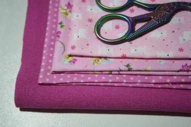 Aksesuar ve kumaş dikmek. Pembe kumaş.