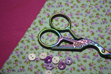 Aksesuar ve kumaş dikmek. Pembe kumaş.