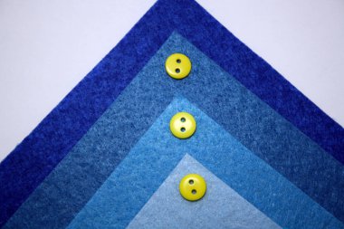 Mavi arka planda renkli düğme var. Metin için boşluk.