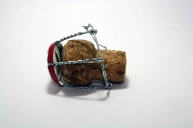 Beyaz arka planda izole edilmiş şarap mantarları. Metin için boşluk.