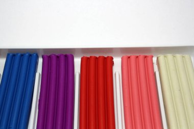Beyaz arkaplanda renkli süper hafif plastik modelleme için plastik kütle.