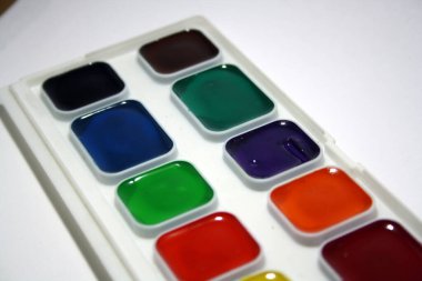 Beyaz arkaplanda suluboya paketi. Boşluğu kopyala.