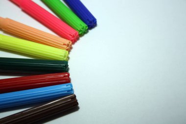 Beyaz arkaplanda izole edilmiş renk işaretleri.