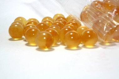 Beyaz arkaplan üzerinde Omega 3 kapsülleri.