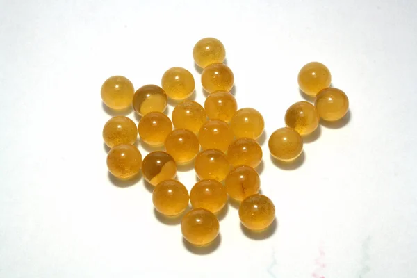 Kapsul Omega 3 pada latar belakang putih. — Stok Foto