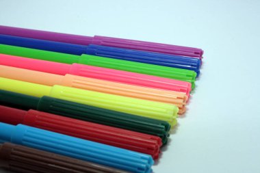 Beyaz arkaplanda izole edilmiş renk işaretleri.