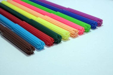 Beyaz arkaplanda izole edilmiş renk işaretleri.