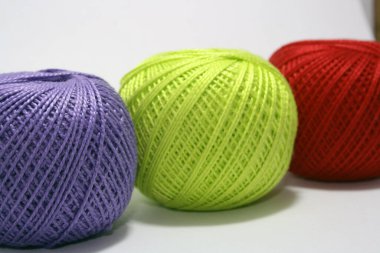 Beyaz arka planda renkli iplik yumakları. Metin için boşluk.