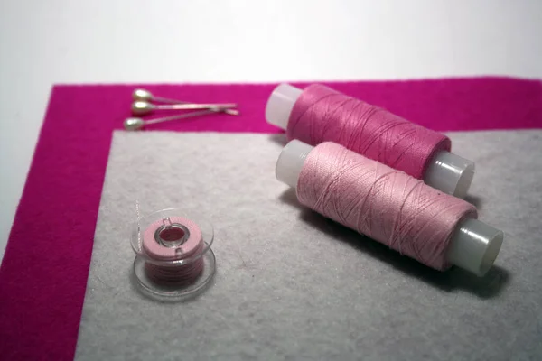 Roscas Costura Rosa Carretéis Fundo Feltro Rosa Espaço Para Texto — Fotografia de Stock