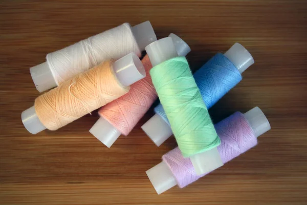 Colorful Yarn Spool Cotton Colorful Sewing Threads White Background Space — Stock Photo, Image