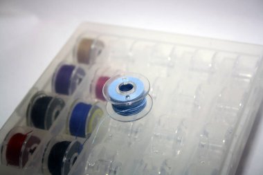 Bobbin üzerindeki mavi iplik yarası. Metin için boşluk.