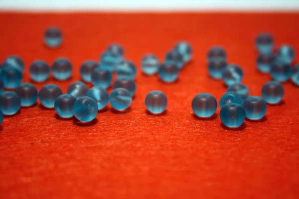 Blaue Perlen Auf Dem Orangefarbenen Filzhintergrund Raum Für Text — Stockfoto