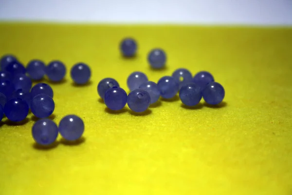 Amethyst Perlen Auf Gelbem Filzhintergrund — Stockfoto