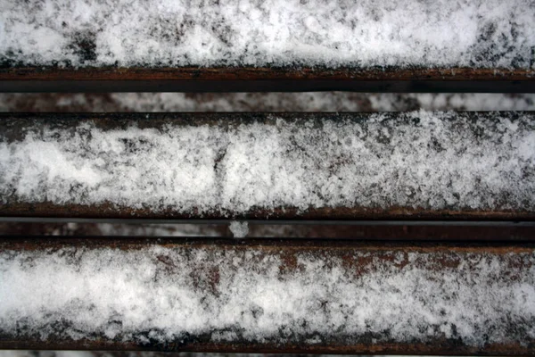 Bänkens Träplankor Med Mjuk Snö Vintern Bakgrund — Stockfoto