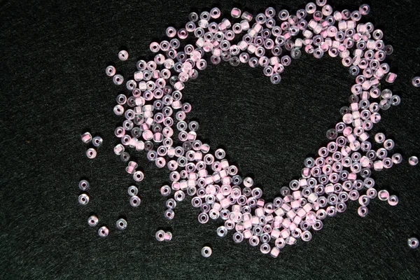 Pinkfarbene Perlen Auf Schwarzem Filzhintergrund Raum Für Text — Stockfoto