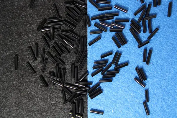 Μαύρες Χάντρες Μαύρο Και Μπλε Φόντο Από Τσόχα Χώρος Για — Φωτογραφία Αρχείου
