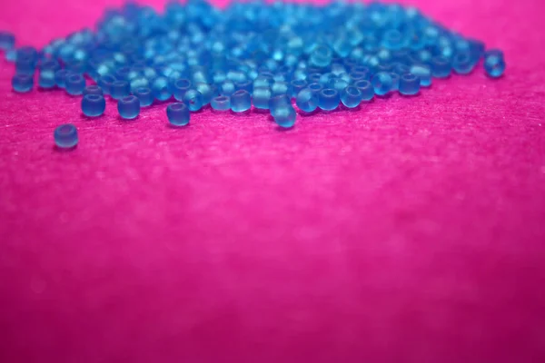 Blaue Perlen Auf Rosa Filzhintergrund Raum Für Text — Stockfoto