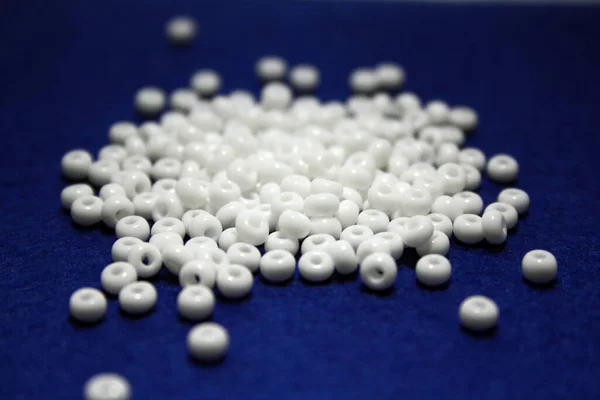 Weiße Perlen Auf Blauem Filzhintergrund Raum Für Text — Stockfoto