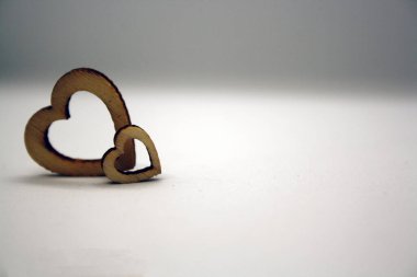 Tahta kalpli sevgililer günü geçmişi. Beyaz arkaplan.