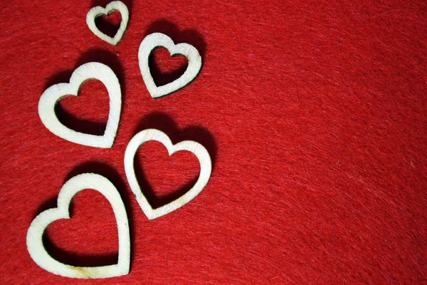 木製の心でバレンタインデーの背景 赤の背景 — ストック写真