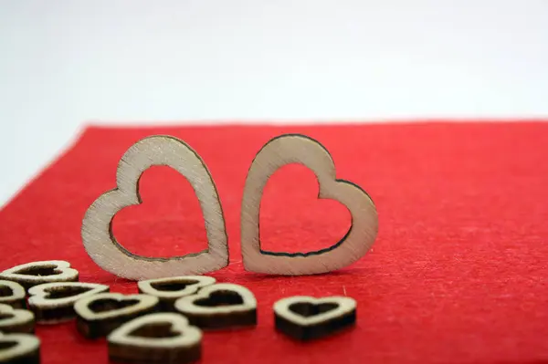 木製の心でバレンタインデーの背景 赤の背景 — ストック写真