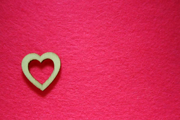木製の心でバレンタインデーの背景 ピンクの背景 — ストック写真