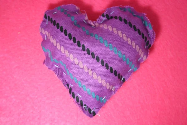 Сердце Фиолетовой Ткани Розовом Фоне День Святого Валентина — стоковое фото