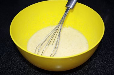 Sünger kek pişirme hazırlığı sıralaması. Boşluk.