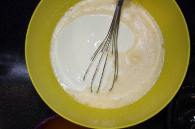 Sünger kek pişirme hazırlığı sıralaması. Boşluk.