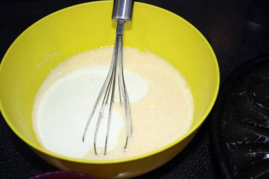 Sünger kek pişirme hazırlığı sıralaması. Boşluk.