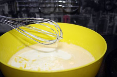 Sünger kek pişirme hazırlığı sıralaması. Boşluk.