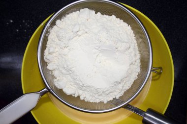 Sünger kek pişirme hazırlığı sıralaması. Boşluk.