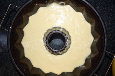 Sünger kek pişirme hazırlığı sıralaması. Boşluk.