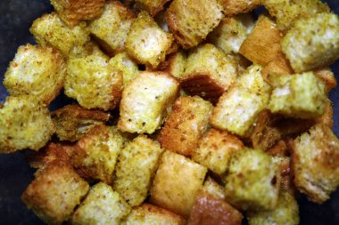 Baharatlı ve sebze yağlı kızarmış ekmek. Mutfak arka planı.