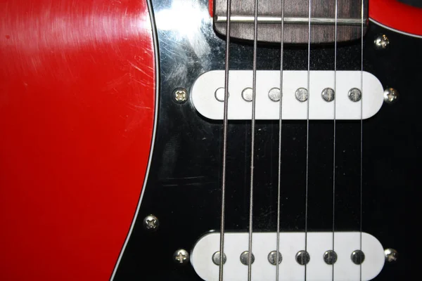 Gitar telleri, hafif tahta gitar gövdesi. Metin için boşluk.
