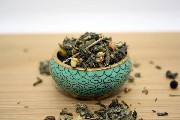 Πράσινο Τσάι Εμποτισμένο Διάφορα Βότανα Και Φρούτα Ξύλινο Φόντο — Φωτογραφία Αρχείου