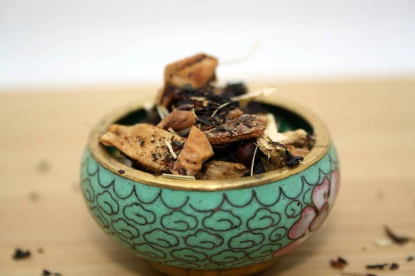 Chá Preto Infundido Com Vários Herbson Fundo Madeira — Fotografia de Stock