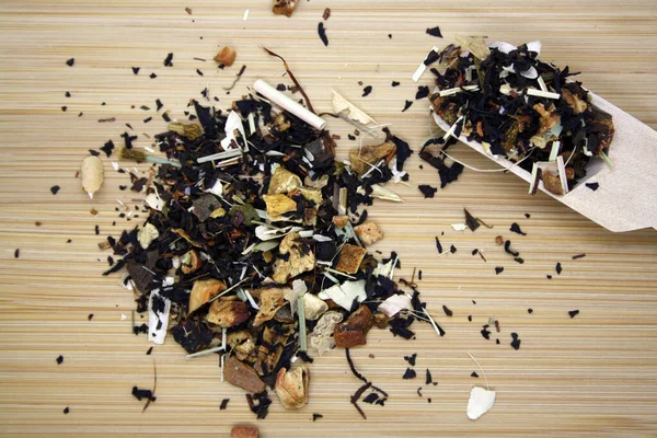 Μαύρο Τσάι Εμποτισμένο Διάφορα Βότανα Ξύλινο Φόντο — Φωτογραφία Αρχείου