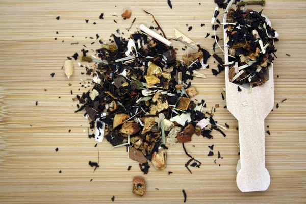 Μαύρο Τσάι Εμποτισμένο Διάφορα Βότανα Ξύλινο Φόντο — Φωτογραφία Αρχείου